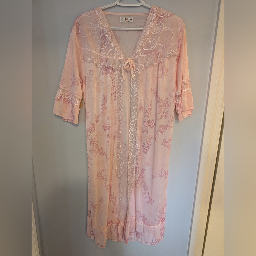 Beautiful Vintage Night Robe - Picture 2 of 6